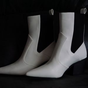 NEVER WORN heeled boots